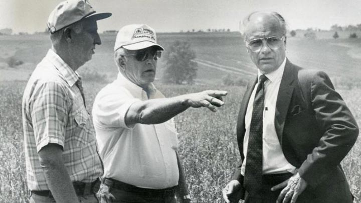 Clayton Yeutter talks with farmers