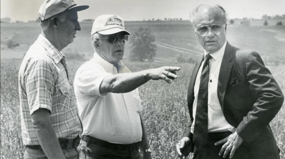 Clayton Yeutter listening